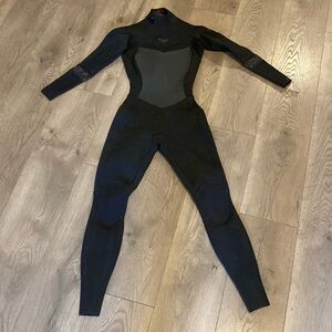 Roxy wetsuit size 4 NWOT